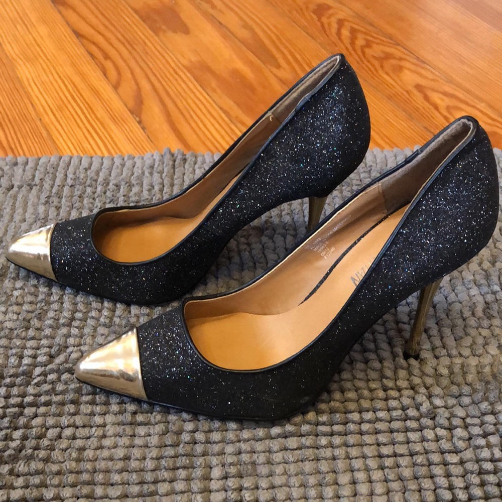 Cosmopolitan Gold Toed Heels.